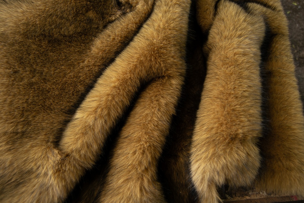 Pelo sintético de lujo Tejido de pelo sintético, imitación zorro realista, marrón camel con puntas negras – EM250090-A