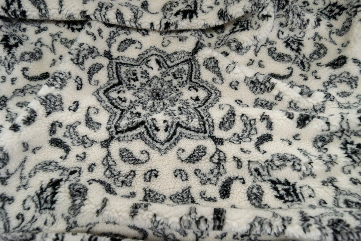 Edición limitada / Deadstocks Tela de pelo sintético teddy/sherpa, estampado bandana/paisley blanco – 3EM250018