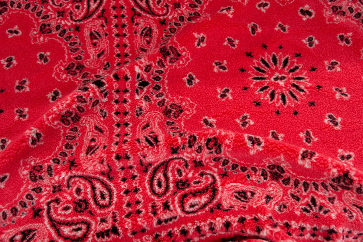 Edición limitada / Deadstocks Tela de pelo sintético teddy/sherpa, estampado bandana/paisley rojo – 3EM250019